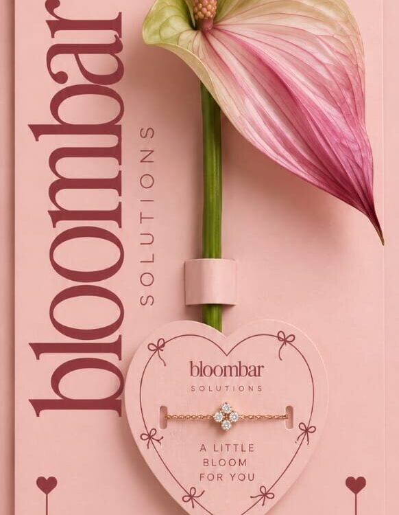 YOU BLOOM signature – kunstig anthurium med armbånd på BloomBar-kort